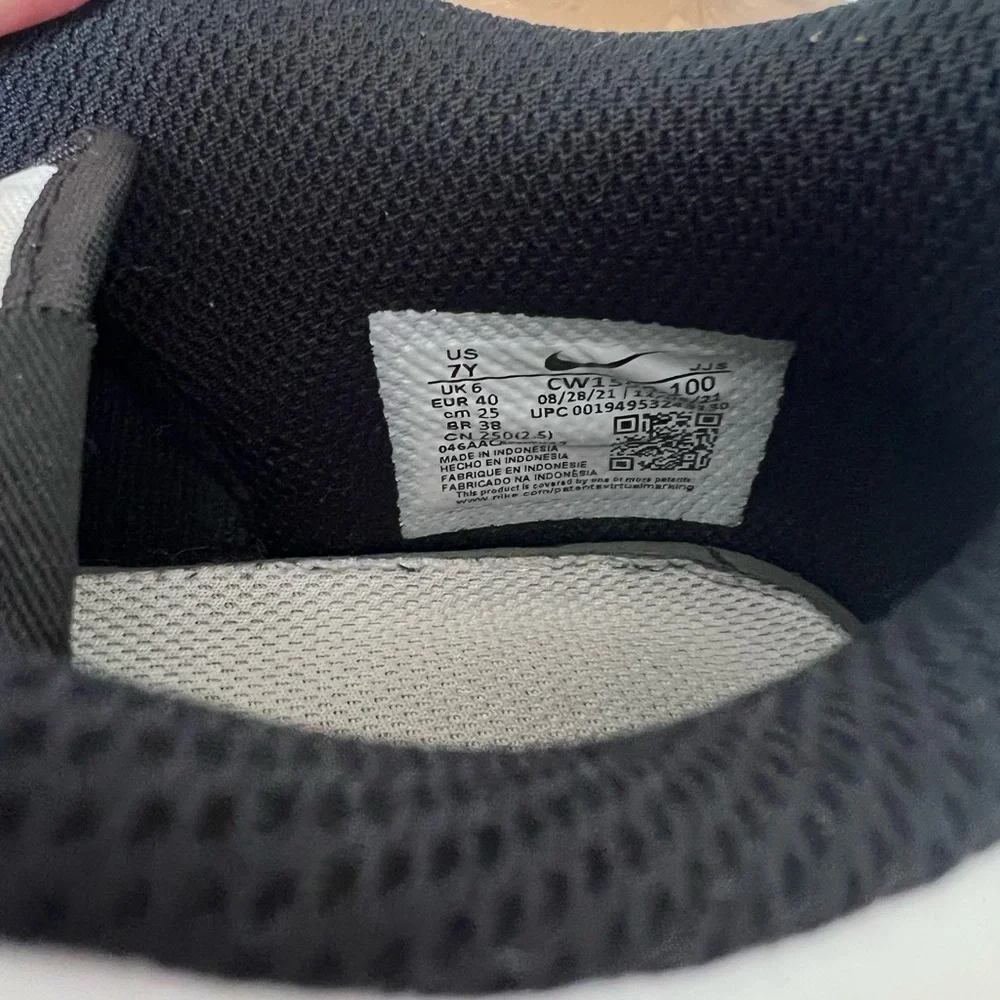 Nike 7Y Black White Low-Top Sneakers - Picture 5 of 5